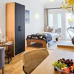 Nuju - 4-zimmer, 10 Gaeste, Wintergarten & Terrasse & Parkplatz Homestay *