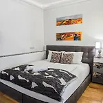 Nuju - 4-zimmer, 10 Gaeste, Wintergarten & Terrasse & Parkplatz Δωμάτια σε οικογενειακή κατοικία *