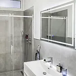 Nuju - 4-zimmer, 10 Gaeste, Wintergarten & Terrasse & Parkplatz Homestay Bielefeld