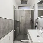 Nuju - 4-zimmer, 10 Gaeste, Wintergarten & Terrasse & Parkplatz Homestay