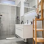Nuju - 4-zimmer, 10 Gaeste, Wintergarten & Terrasse & Parkplatz Homestay Bielefeld