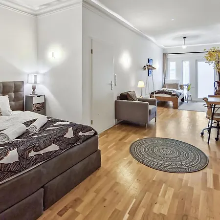 4 Schlafzimmer, Wintergarten & Terrasse & Parkplatz, Nahe Hbf