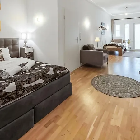 Nuju - 4-zimmer, 10 Gaeste, Wintergarten & Terrasse & Parkplatz Homestay Bielefeld