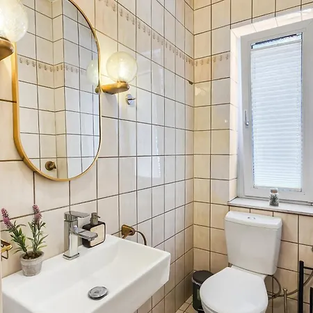 4 Schlafzimmer, Wintergarten & Terrasse & Parkplatz, Nahe Hbf *