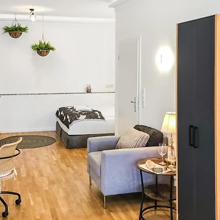 4 Schlafzimmer, Wintergarten & Terrasse & Parkplatz, Nahe Hbf *