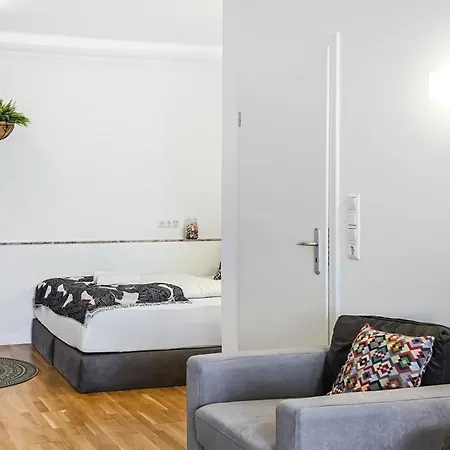 4 Schlafzimmer, Wintergarten & Terrasse & Parkplatz, Nahe Hbf