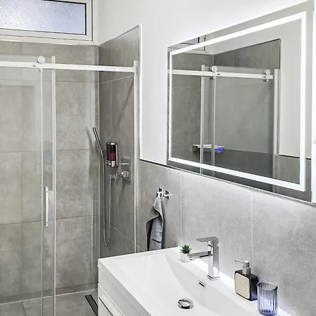 4 Schlafzimmer, Wintergarten & Terrasse & Parkplatz, Nahe Hbf Bielefeld