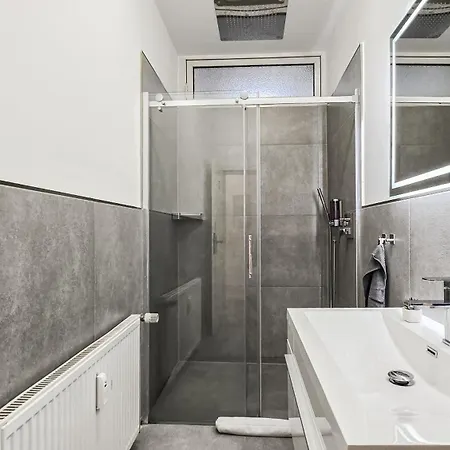 4 Schlafzimmer, Wintergarten & Terrasse & Parkplatz, Nahe Hbf *