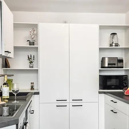 4 Schlafzimmer, Wintergarten & Terrasse & Parkplatz, Nahe Hbf *