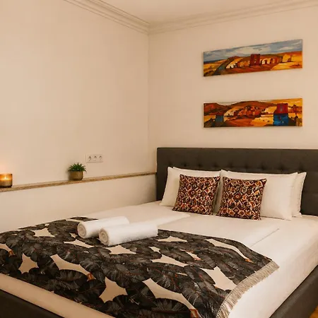 Nuju - 4-zimmer, 10 Gaeste, Wintergarten & Terrasse & Parkplatz * Bielefeld