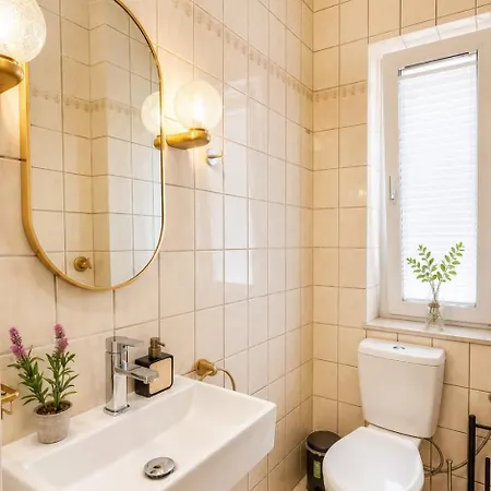 Nuju - 4-zimmer, 10 Gaeste, Wintergarten & Terrasse & Parkplatz *