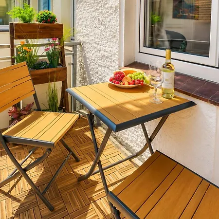 Nuju - 4-zimmer, 10 Gaeste, Wintergarten & Terrasse & Parkplatz * Bielefeld