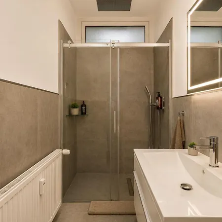 Nuju - 4-zimmer, 10 Gaeste, Wintergarten & Terrasse & Parkplatz Pansiyon Bielefeld