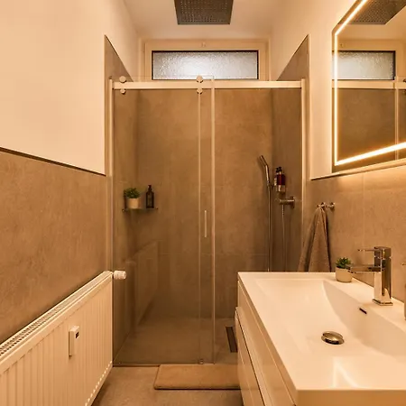 Nuju - 4-zimmer, 10 Gaeste, Wintergarten & Terrasse & Parkplatz Bielefeld