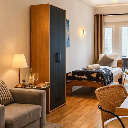 Nuju - 4-zimmer, 10 Gaeste, Wintergarten & Terrasse & Parkplatz Pansiyon Bielefeld