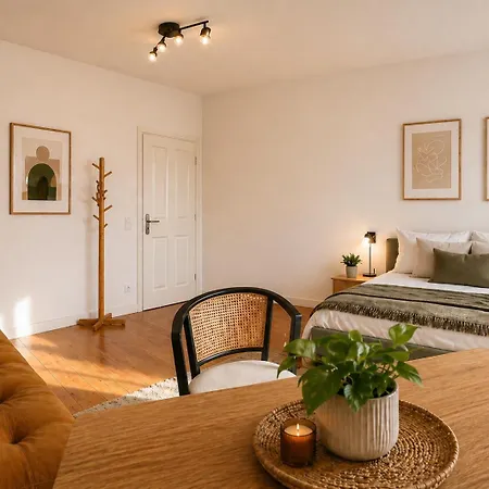 Nuju - 4-zimmer, 10 Gaeste, Wintergarten & Terrasse & Parkplatz Bielefeld