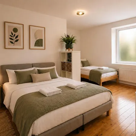 Nuju - 4-zimmer, 10 Gaeste, Wintergarten & Terrasse & Parkplatz * Bielefeld