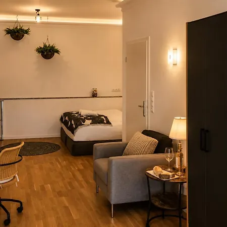 Nuju - 4-zimmer, 10 Gaeste, Wintergarten & Terrasse & Parkplatz Séjour chez l'habitant