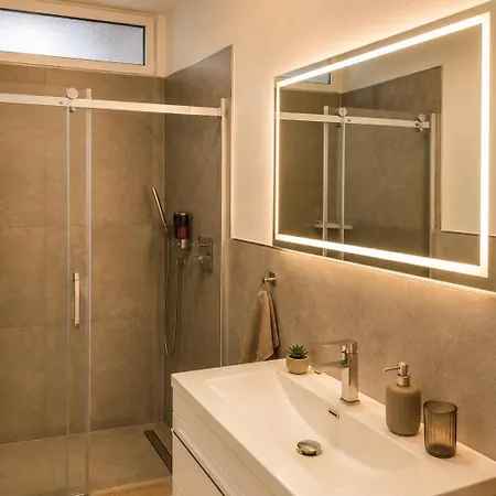 Nuju - 4-zimmer, 10 Gaeste, Wintergarten & Terrasse & Parkplatz Bielefeld