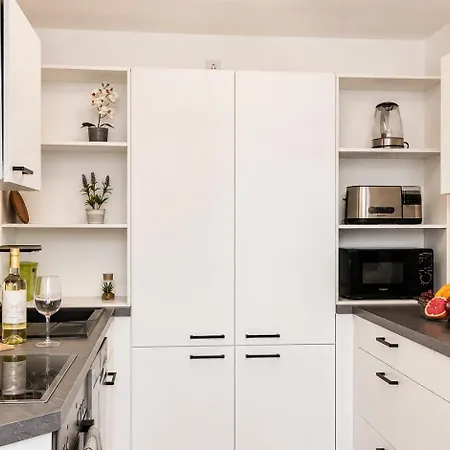 Nuju - 4-zimmer, 10 Gaeste, Wintergarten & Terrasse & Parkplatz * Bielefeld