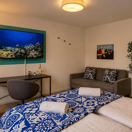 Nuju - 4-zimmer, 10 Gaeste, Wintergarten & Terrasse & Parkplatz Pansiyon *