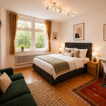 Nuju - 4-zimmer, 10 Gaeste, Wintergarten & Terrasse & Parkplatz Séjour chez l'habitant Bielefeld