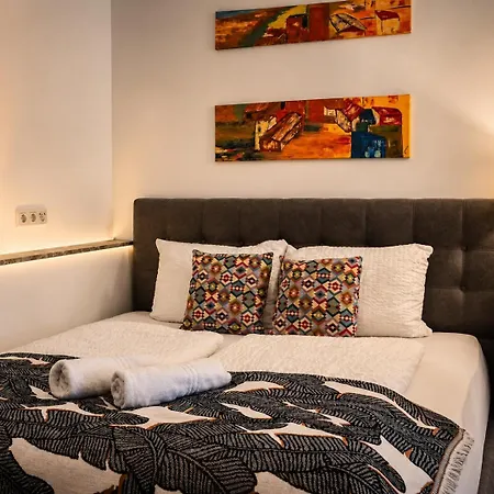 Nuju - 4-zimmer, 10 Gaeste, Wintergarten & Terrasse & Parkplatz Pansiyon