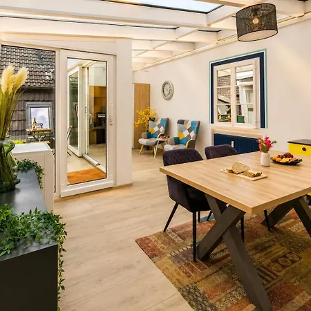Nuju - 4-zimmer, 10 Gaeste, Wintergarten & Terrasse & Parkplatz Séjour chez l'habitant Bielefeld