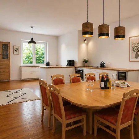 Nuju - 4-zimmer, 10 Gaeste, Wintergarten & Terrasse & Parkplatz *