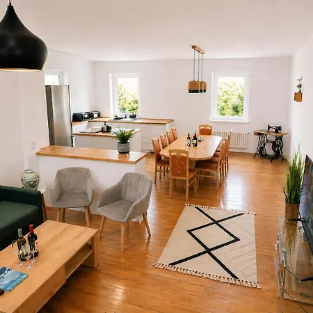 Nuju - 4-zimmer, 10 Gaeste, Wintergarten & Terrasse & Parkplatz בית אירוח
