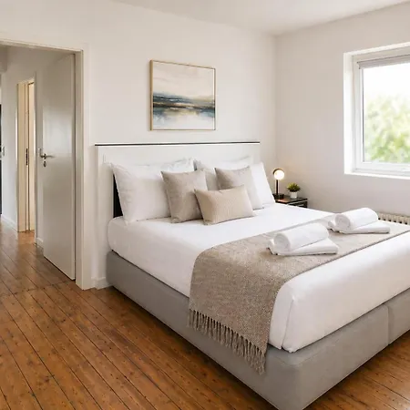 Nuju - 4-zimmer, 10 Gaeste, Wintergarten & Terrasse & Parkplatz בית אירוח בילפלד