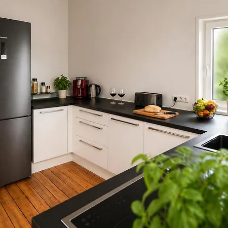 Nuju - 4-zimmer, 10 Gaeste, Wintergarten & Terrasse & Parkplatz Bielefeld