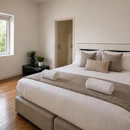 Nuju - 4-zimmer, 10 Gaeste, Wintergarten & Terrasse & Parkplatz Homestay Bielefeld