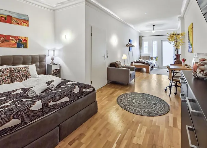 4 Schlafzimmer, Wintergarten & Terrasse & Parkplatz, Nahe Hbf