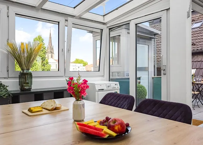 ホームステイ 4 Schlafzimmer, Wintergarten & Terrasse & Parkplatz, Nahe Hbf *