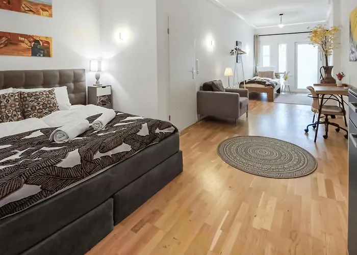 4 Schlafzimmer, Wintergarten & Terrasse & Parkplatz, Nahe Hbf ホームステイ ビーレフェルト