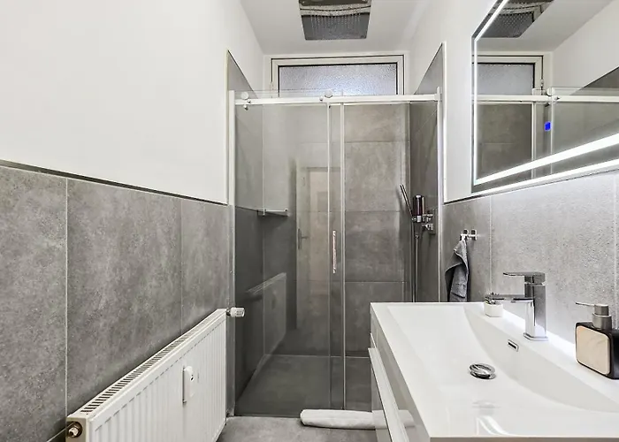 4 Schlafzimmer, Wintergarten & Terrasse & Parkplatz, Nahe Hbf ホームステイ