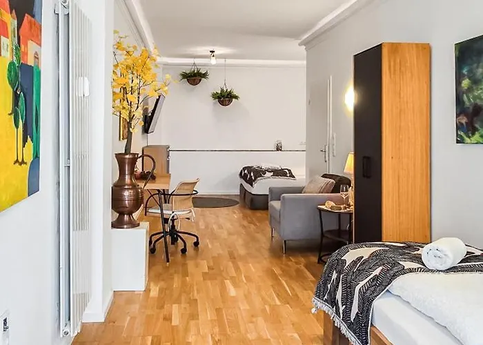Pansiyon 4 Schlafzimmer, Wintergarten & Terrasse & Parkplatz, Nahe Hbf - Nuju *