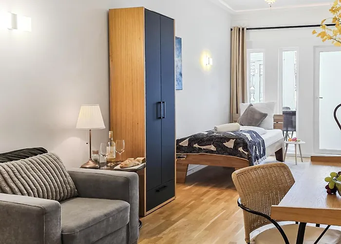 Pansiyon 4 Schlafzimmer, Wintergarten & Terrasse & Parkplatz, Nahe Hbf - Nuju