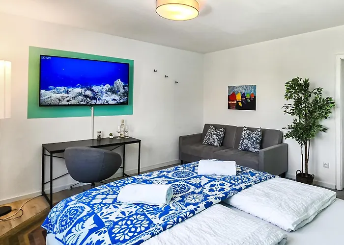 4 Schlafzimmer, Wintergarten & Terrasse & Parkplatz, Nahe Hbf - Nuju Pansiyon