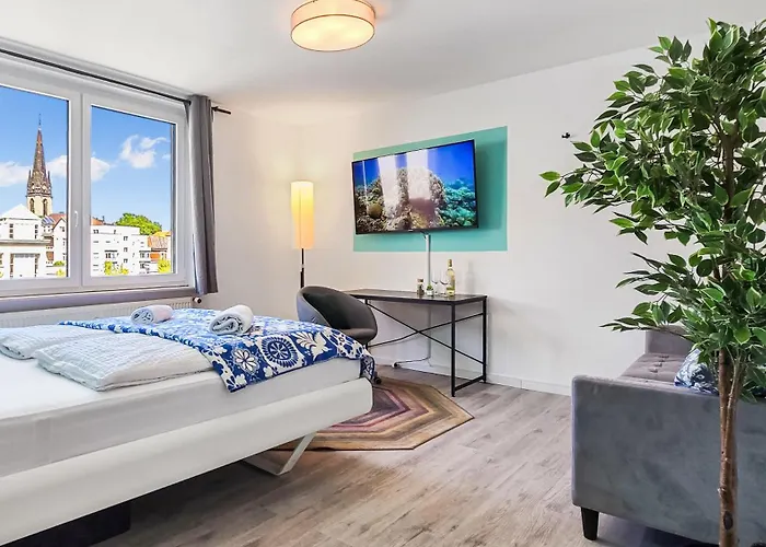 4 Schlafzimmer, Wintergarten & Terrasse & Parkplatz, Nahe Hbf ホームステイ