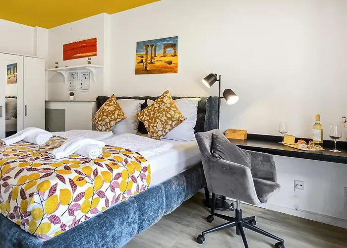 Pansiyon 4 Schlafzimmer, Wintergarten & Terrasse & Parkplatz, Nahe Hbf - Nuju