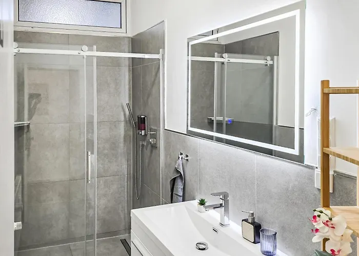 4 Schlafzimmer, Wintergarten & Terrasse & Parkplatz, Nahe Hbf Alloggio in famiglia